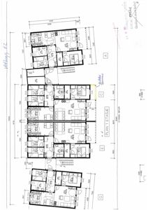 Etasjeplan (PLAN 1 ETASJE) som viser romfordeling, dimensjoner og plassering av leiligheter i en bygning.