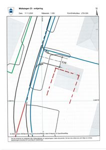 Situasjonsplan som viser tomtens beliggenhet i forhold til veier og nabotomter, med angitte koordinater og målestokk.