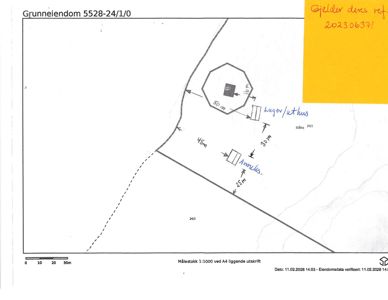 Situasjonsplan som viser eiendomsnummer, bygningens plassering på tomten, avstander og grenser.