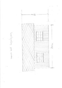 En håndtegnet fasadetegning som viser en bygning sett fra vest, med mål og vindusoppsett.