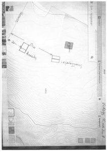 Situasjonsplan som viser tomtens terrengform (konturlinjer), grenser, og plassering av planlagte bygninger (annex og lagerbygning) med avstandsmålinger.