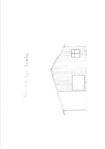 En håndtegnet fasadetegning av en bygning sett fra siden, med en skrå taklinje og to vinduer.