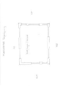En håndtegnet plantegning av en lavere bygning med romfordeling og orientering.