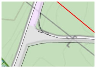 En oversiktskart eller situasjonsplan som viser en vei- eller gatekryssing, med grøntområder og røde linjer (sannsynligvis grenser eller reguleringer).