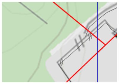 Situasjonsplan som viser en bygning sett fra oven, med omgivende terreng (konturer) og overlagte geometriske linjer (rød og blå).