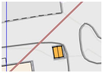 Et detaljutsnitt fra en situasjonsplan som viser tomtens form, grenser (inkludert en rød linje som kan være en vei eller grunngrense), og plassering av bygninger.