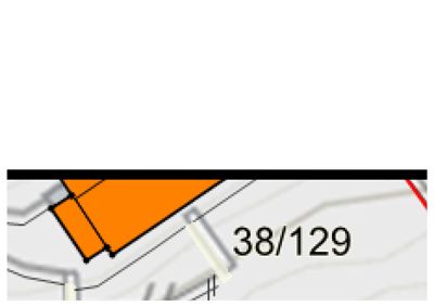 En situasjonsplan eller tomteplan som viser en bygning (oransje) med tomtenummer 38/129 og omgivende infrastruktur.