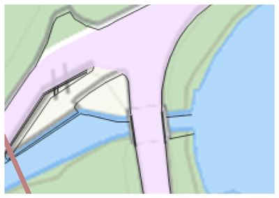 Situasjonsplan som viser en bygning plassert i forhold til vannkroppen og terrenget.