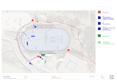 Situasjonsplan for Vika Arena som viser beredskaps- og vareleveringsruter (røde og blå streker) i forhold til bygningens plassering på tomten.