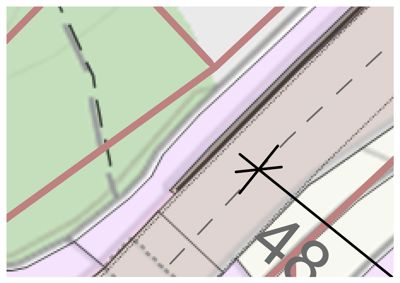 Et detaljutsnitt fra en situasjonsplan som viser tomtegrenser (røde linjer), vegger (grå linjer) og en markering (X) for en bygning eller eiendom.