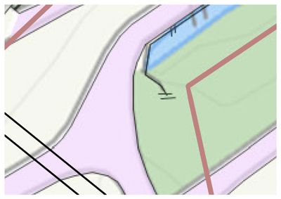 Dette er en detalj fra en situasjonsplan som viser topografi (konturlinjer), en vei (lilla), en vannflate (blått) og en tomtegrense (rød linje).