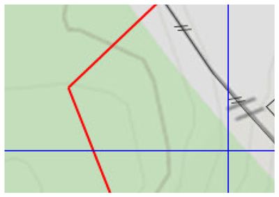 En situasjonsplan som viser et grønt område (muligens skog eller eng) med en rød polygon som markerer eiendomsgrenser eller en tomt. Det er også synlig en vei eller grense med symboler for stier eller hekker.