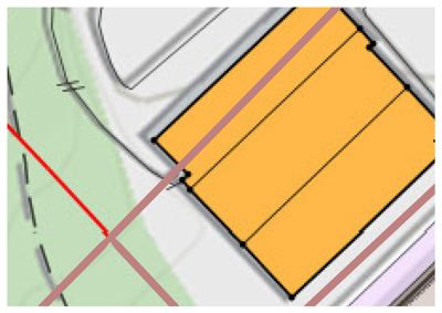 Situasjonsplan som viser en bygning (gult) i forhold til eiendomsgrenser, veier og grøntområder.