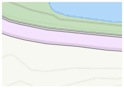 Dette bildet viser en detalj fra et situasjonskart (tomtekart). De fargede områdene representerer ulike terrengformninger eller arealbruksklassifiseringer, typisk grønt for vegetasjon/arealer og blått for vann. Den lilla båndet kan representere en vei eller en grense.