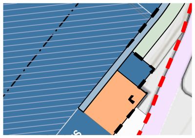 Situasjonsplan som viser en bygning (i blått) plassert på et tomt (blått med streker), med angitt eiendomsgrenser og muligens veger eller andre avgrensninger.