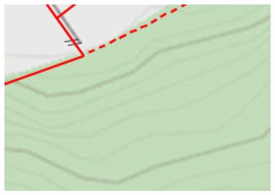 Detalj fra situasjonsplan som viser bygningens plassering i forhold til tommeformål (konturlinjer) og eiendomsgrenser.