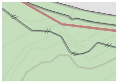 Dette er en detalj fra en situasjonsplan eller et kart som viser terrengform (konturlinjer) og grenser (rød linje).