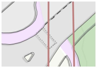 Dette er en detalj fra en situasjonsplan som viser tomtens form, grenser (grønn og lilla), en vei (grå), og en punktert rektangel som sannsynligvis markerer en bygning eller en planlagt inngang.