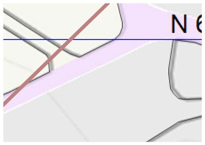 Et kartutsnitt som viser en del av et nabolag med bygninger, en vei (lilla) og en blå linje som sannsynligvis markerer en grense eller et snitt.
