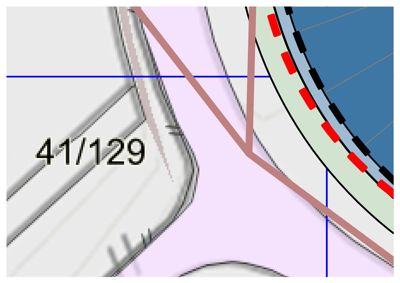 Et detaljutsnitt fra en situasjonsplan som viser eiendomsgrenser (41/129), veier og muligens vannløp eller grøntområde.