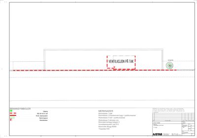 Snittegning som viser bygningens tverrsnitt, takkonstruksjon med ventilasjon og brannsikkerhetssymboler.