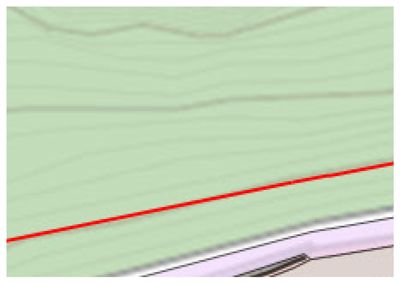 Et detaljutsnitt fra en situasjonsplan som viser terrengformning (konturlinjer) og en grenselinje (rød linje) mellom to eiendeler.