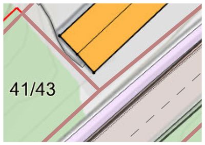 Situasjonsplan som viser eiendomsgrenser (41/43), en gule farget bygning, og veier.