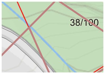 Et kartutsnitt som viser topografi (konturlinjer), vannløp (blå linje) og muligens eiendomsgrenser eller vegger (røde linjer). Skalaen 38/100 indikerer et overordnet plan.