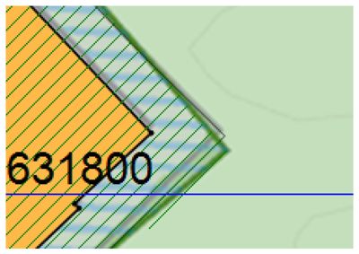 Dette er en detalj fra en situasjonsplan som viser tomtegrenser, bygningens plassering (gult) og muligens et garasjeareal eller annen utvidelse (blått). Tallet 631800 representerer sannsynligvis arealet i kvadratmeter.
