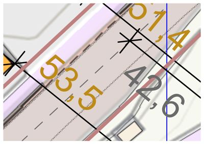 Dette er en detalj fra en situasjonsplan eller tomtetekart. Bildet viser målinger (53,5; 42,6; 51,4) og grenser for eiendom eller vei, typisk funnet i byggesaker for å definere tomtegrenser.