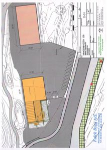 Situasjonsplan som viser tomtens form, konturer, plassering av bygninger, gjerder og tilstøtende infrastruktur.