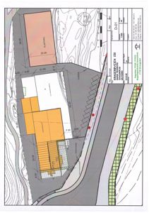 Situasjonsplan som viser bygningers plassering, tomtegrenser, høydemålinger og terrengforhold.