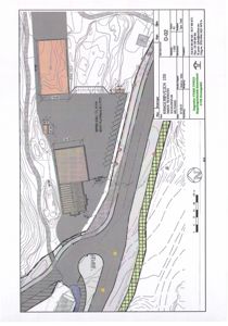 Situasjonsplan som viser bygningens plassering på tomt, terrengforhold (konturlinjer), veier, og omgivelser.