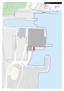 Situasjonsplan som viser bygningers plassering i forhold til tomme, veier (Skoravegen) og vann. Planen inneholder også en rød markering som indikerer en søknad om seksjonsendring.