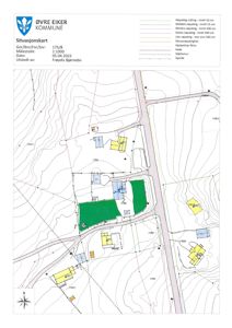 Situasjonskart som viser tomtens form, høydeforhold (konturlinjer), og plassering av bygninger og vegger i Øvre Eiker kommune.