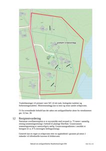 Situasjonsplan som viser eiendomsgrunnlinjer (rød), filterflate (grønn), og plassering av toaletter i forhold til nabolag og myrområde.