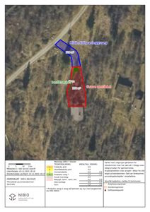 Gårdsplan (kart) over eiendom med overlag av flyfoto, markeringer for graveområde og anleggsveg.