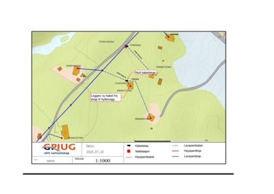 Kart over et område som viser plassering av hytter, kabler og nettstasjoner. Kartet illustrerer en plan for å legge ny kabel fra et skap til hyttevegg.