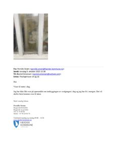 Et fotografi av en vindu- eller dørkarm med glass, tatt innendørs.