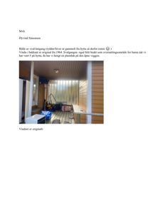 Fotografi av en veranda/svalganger med tekstbeskrivelse om at det er originalt fra 1964.