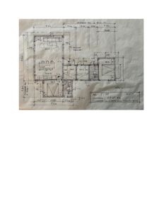 Etasjeplan (plantegning) som viser romfordeling, dimensjoner og plassering av møbler for et hus.