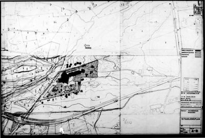 Situasjonsplan som viser bygningens plassering i forhold til omgivelsene, inkludert topografi, veier og naboeiendommer.