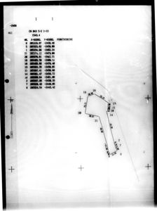 Situasjonsplan som viser bygningens form og plassering i forhold til eiendomsgranser, med koordinatdata for hjørnepunkter.