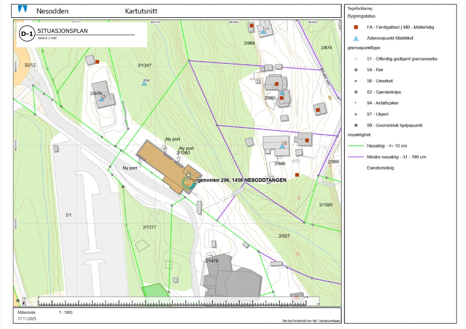 Situasjonsplan (D-1) som viser bygningens plassering i forhold til eiendomsgrenser, naboeiendommer og topografi.