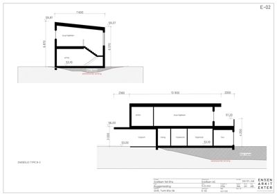 Snittegning (E-02) som viser tverrsnitt gjennom en bygning med romfordeling (stue/ kjøkken, entré, soverom, osv.) og høydemål.