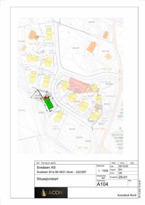 Situasjonskart som viser bygningens plassering i forhold til nabolaget, tomtegrenser og høydemålerlinjer.