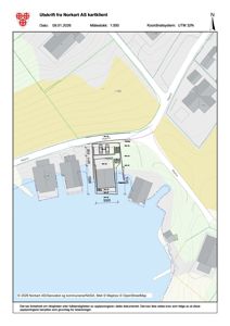 Situasjonsplan som viser tomtens beliggenhet i forhold til vann og vei, med angitte mål og høyder.