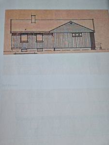 Fasadetegning som viser bygningens utseende fra siden, inkludert takform, vinduer og veggmønster.