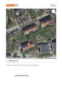 Et flyfoto eller satellittbilde av et boligområde med overlagte markører som viser bygningens plassering og tilhørende infrastruktur.