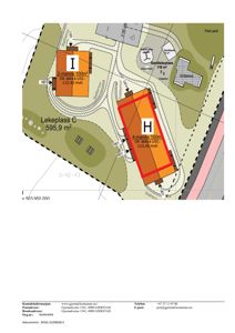 Situasjonsplan som viser tomtens form, beliggenhet i forhold til nabolag (Lekeplass C), samt plassering og dimensjoner av planlagte bygg (H og I).